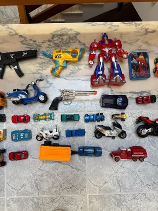 Set di giocattoli, auto e pistole