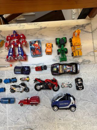 Set di giocattoli, auto e pistole
