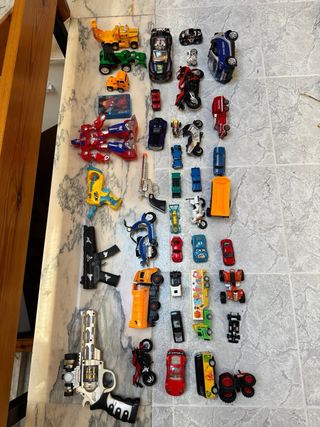 Set di giocattoli, auto e pistole