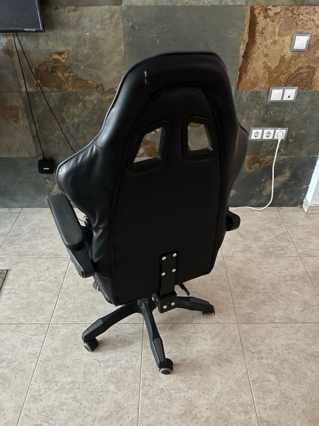 Silla gamer negra y gris