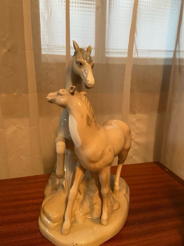 Figura de dos caballos de cerámica