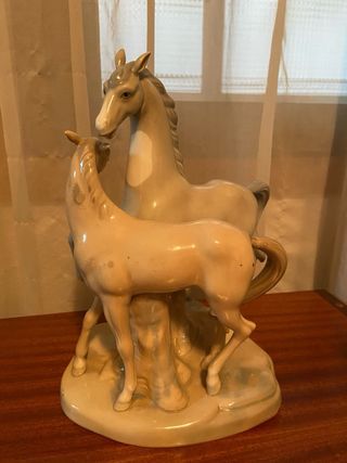Figura de dos caballos de cerámica