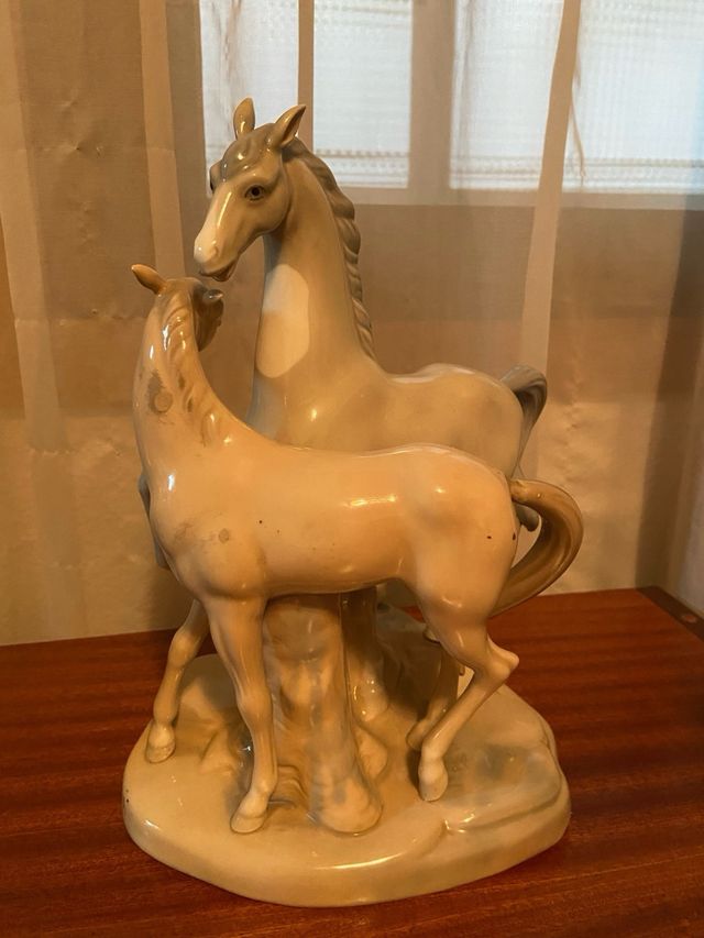Figura de dos caballos de cerámica