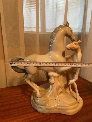 Figura de dos caballos de cerámica