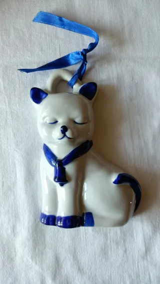 Gatto in ceramica blu e bianco