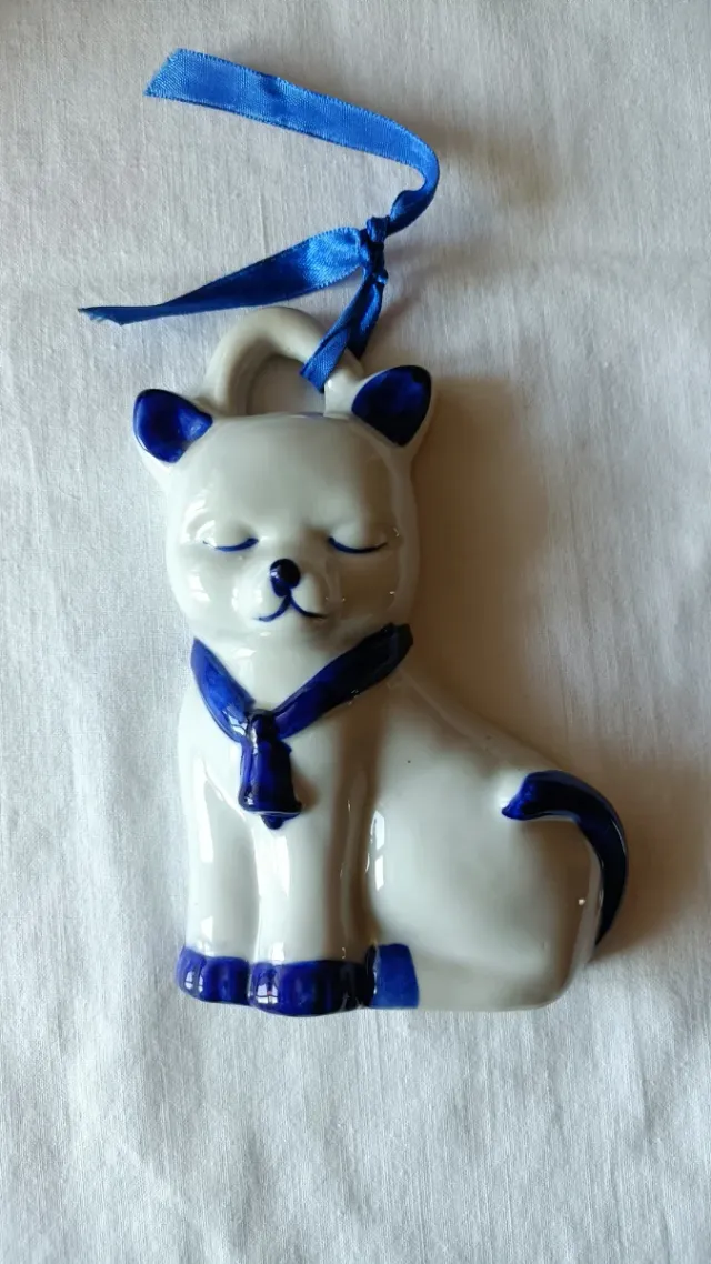 Gatto in ceramica blu e bianco