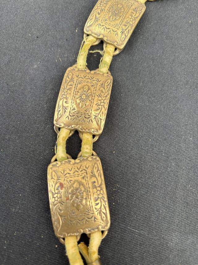 Cinturón antiguo de bronce