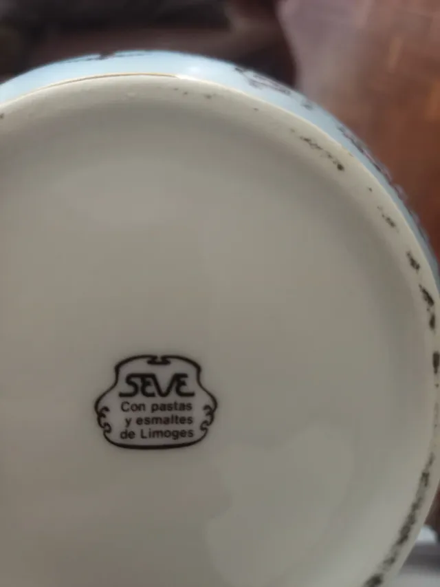 Jarrón antiguo de cerámica con tapa