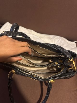 Bolso Guess Negro y Gris
