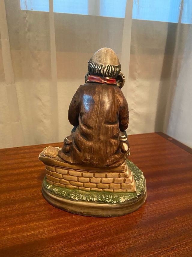 Figura hombre sentado zapatos marca foreign