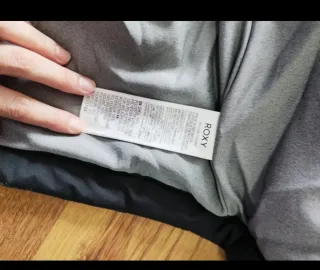 Chaqueta nieve Roxy Modelo Ellie, color negro.
