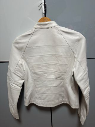 Cazadora de cuero blanca