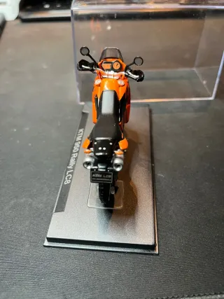 Moto a escala 1/24 KTM 950 Rally LC8