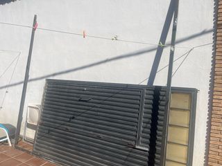Portón metálico de dos hojas
