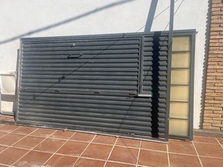 Portón metálico de dos hojas