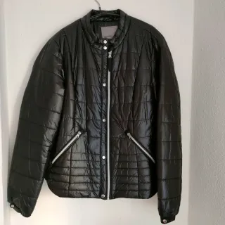 Chaqueta cazadora negra acolchada