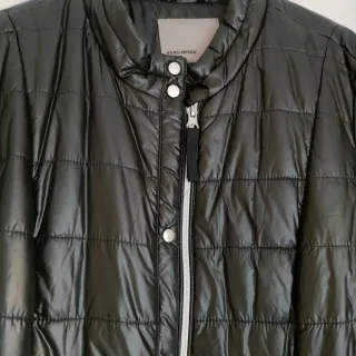 Chaqueta cazadora negra acolchada