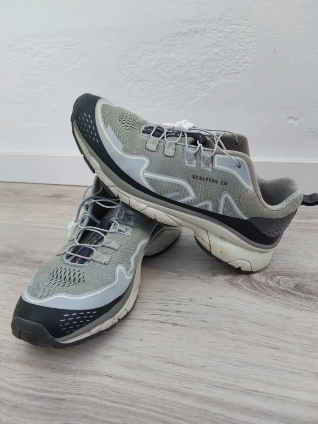 Zapatillas Scalpers grises y negras