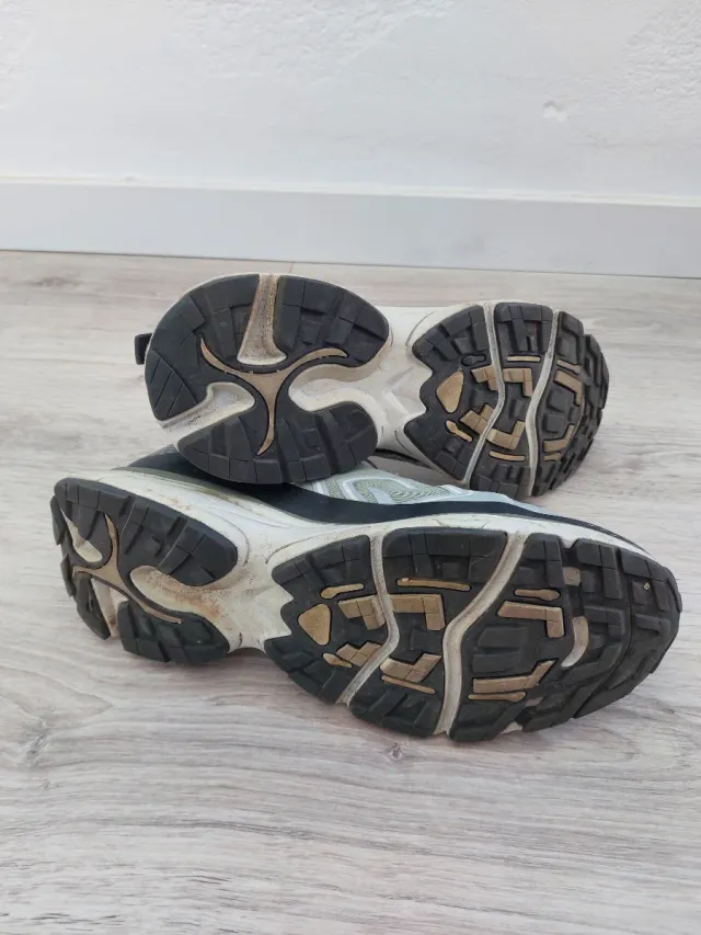 Zapatillas Scalpers grises y negras