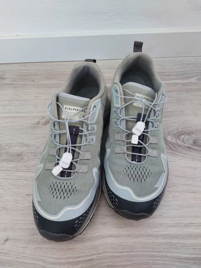 Zapatillas Scalpers grises y negras