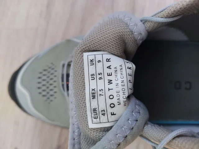 Zapatillas Scalpers grises y negras