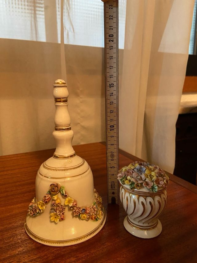 Campana y florero decorativos