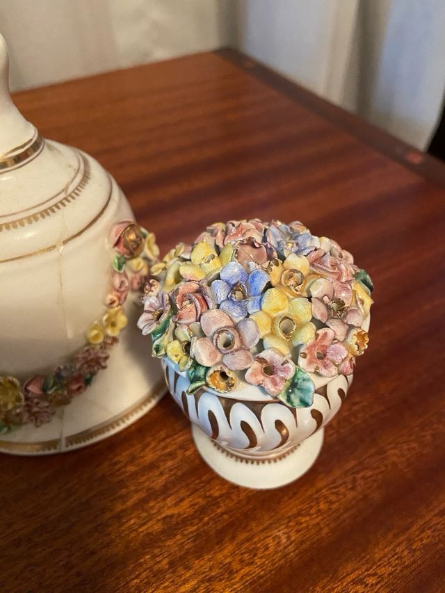 Campana y florero decorativos