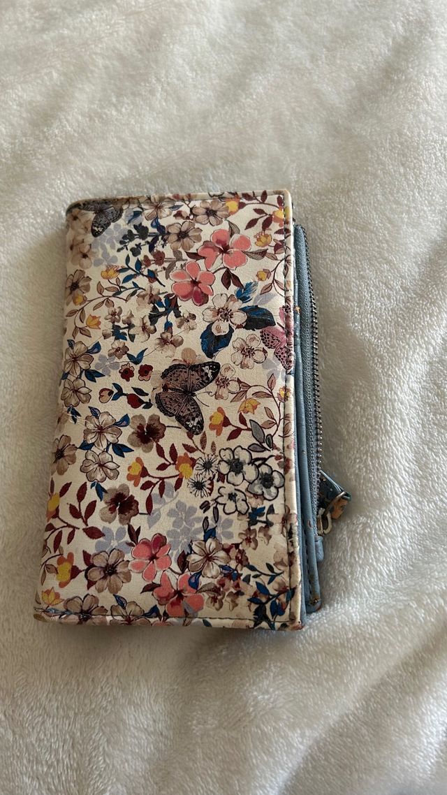 Monedero floral Stradivarius