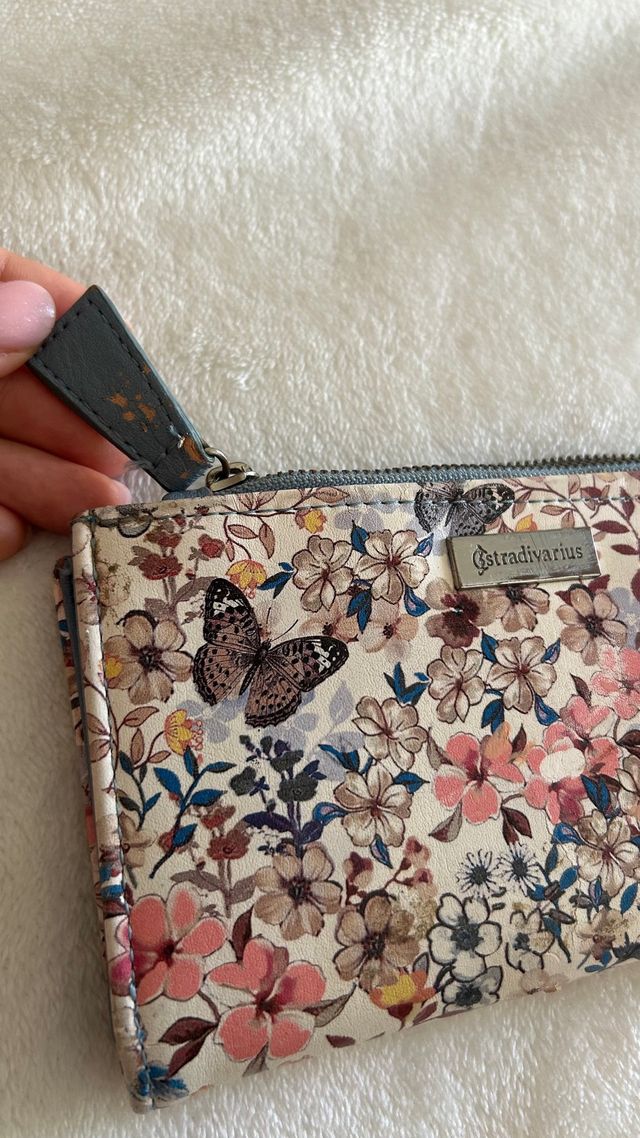 Monedero floral Stradivarius