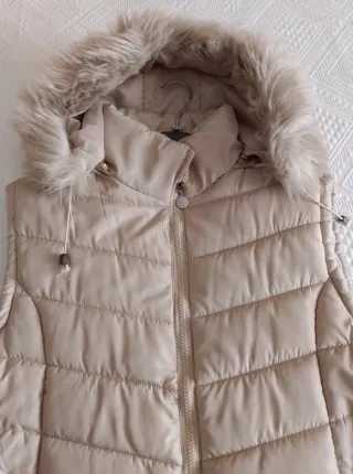 Anorak beige con capucha y pelo