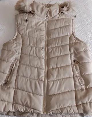 Anorak beige con capucha y pelo