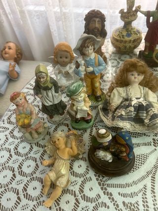 Figuras de porcelana y artículos religiosos