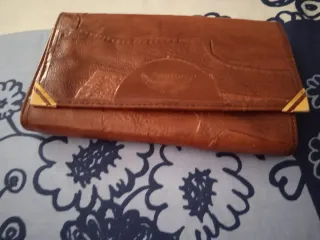 Monedero de piel marrón