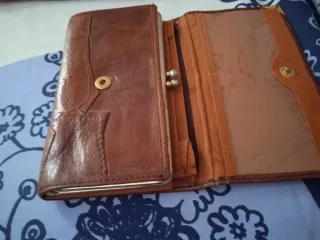 Monedero de piel marrón