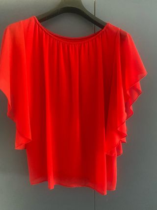 Blusa roja con volantes
