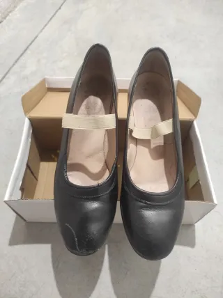 Zapatos negros de gitana con tira