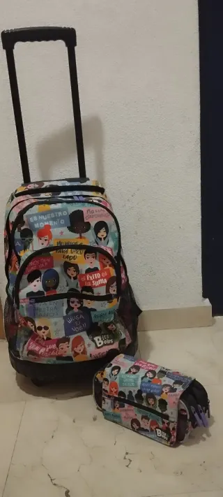 Mochila con ruedas y estuche a conjunto