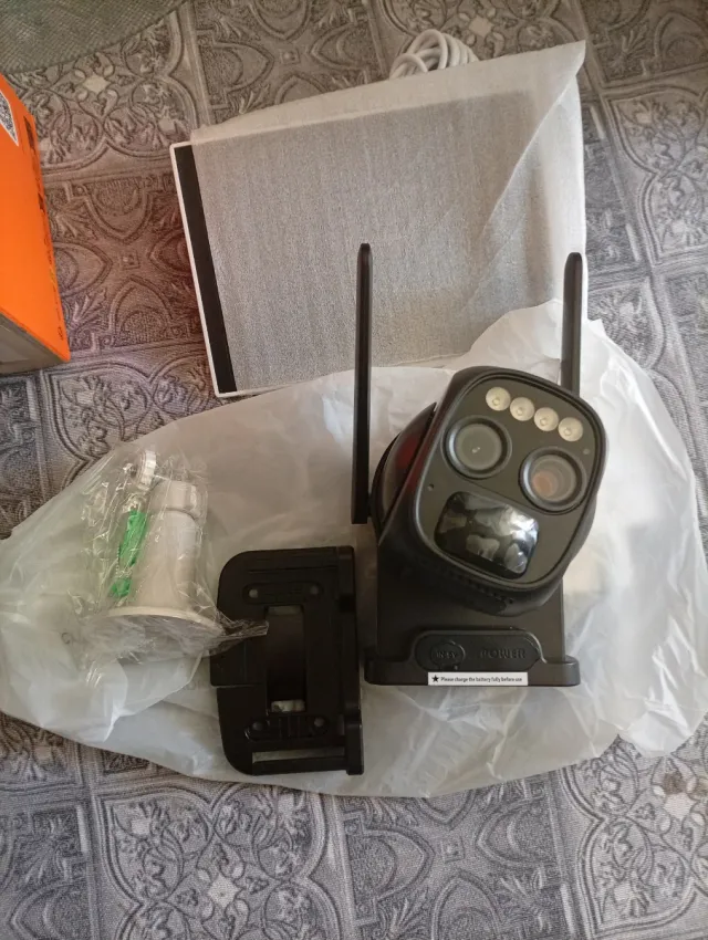 Videocamera sorveglianza con staffa