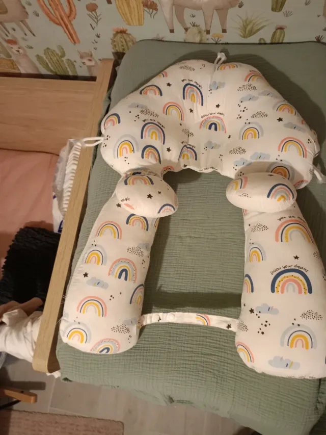 Cojín reductor para bebé con arcoíris