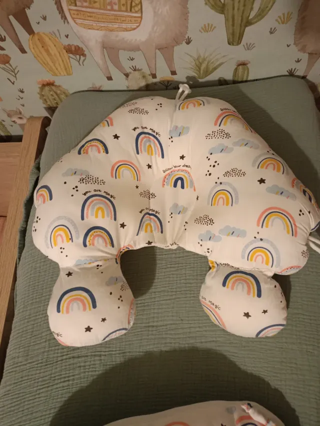 Cojín reductor para bebé con arcoíris