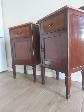 Mesitas de noche antiguas de madera y mármol