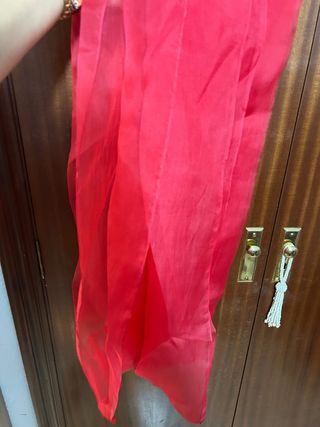 Vestido rojo volantes con chal