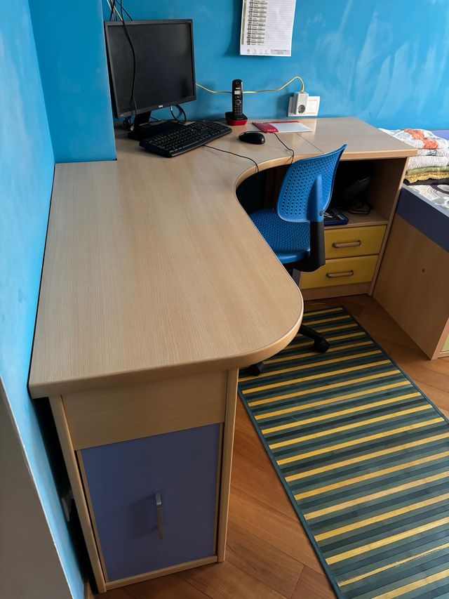 Escritorio esquinero + silla + estanterías