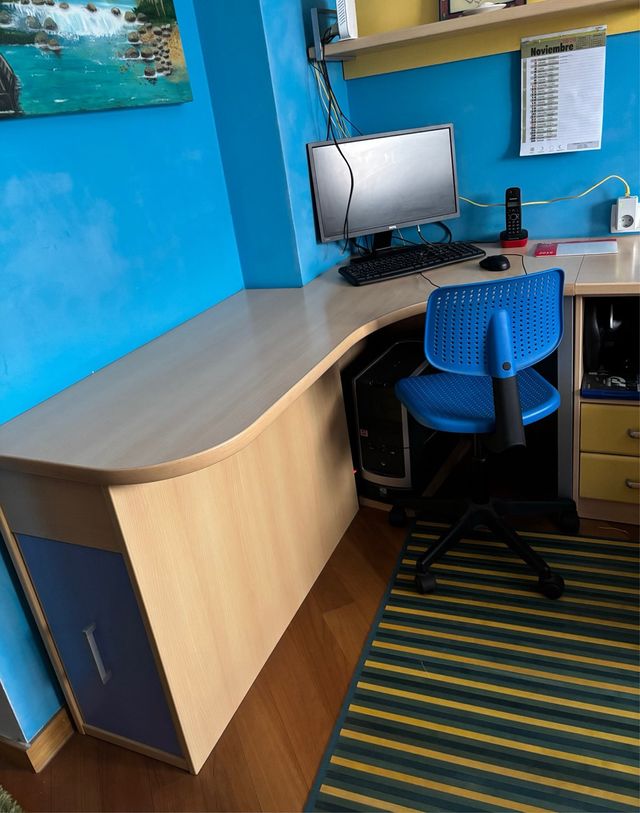 Escritorio esquinero + silla + estanterías