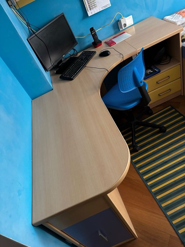 Escritorio esquinero + silla + estanterías