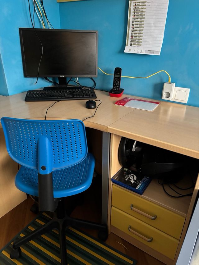 Escritorio esquinero + silla + estanterías