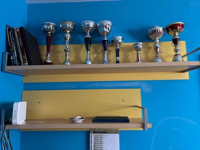 Escritorio esquinero + silla + estanterías