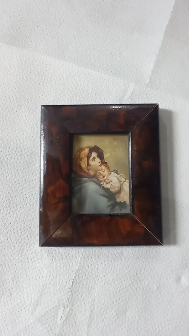 Petit quadre de motius religiosos.