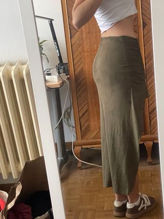 Falda Zara asimétrica verde oliva