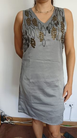 Vestido plateado de raso con lentejuelas